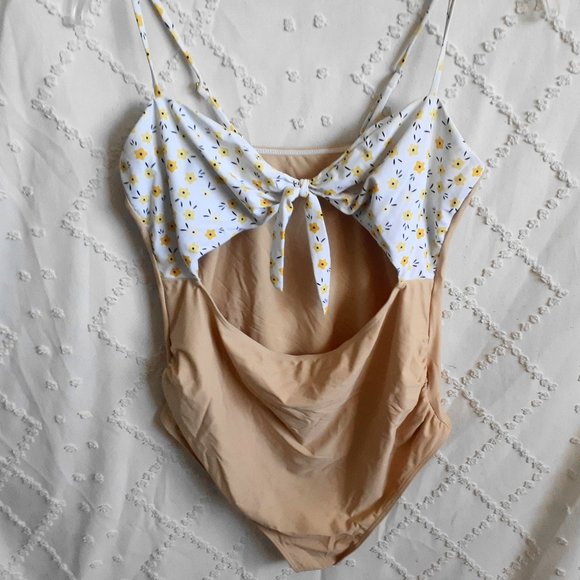 1 PC SWIMSUIT FLORAL CUT OUT CHEEKY RUCHED BATHING SUIT MONOKINI-WOMENS SIZE L - Picture 1 of 3